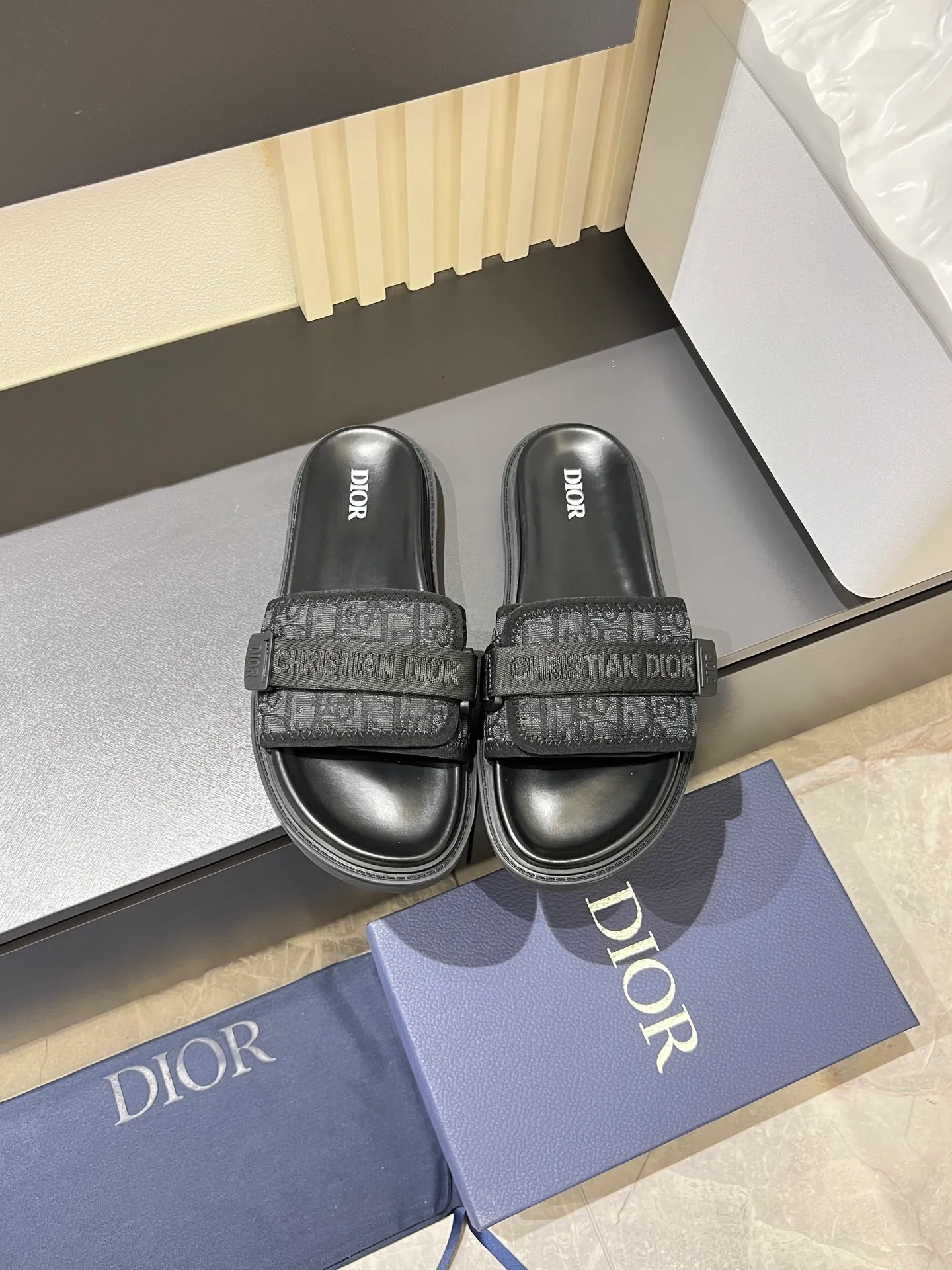 Men's men's shoes 💰p300 Size 38-45 Dior Dior's latest H-Town series Oblique thick sole slippers sandals Original purchase development and production This Dior H-Town sandals pay tribute to the classic logo of sports style and highlight Dior's high-end spirit. Crafted from black rubber with a beige and black Oblique printed upper, it's accentuated with tonal calfskin details. The rubber sole incorporates a variety of elements and is embellished with the Dior logo for a refined, futuristic look. Can be worn with shorts or jeans. Comes with exquisite packaging at the counter 🛍📦 ▪️ Fabric: Original customized imported Oblique embroidery ▪️ Lining: Imported soft sheepskin ▪️ Sole: Original molded ultra-light foam material ▪️ Bottom thickness: 4CM
